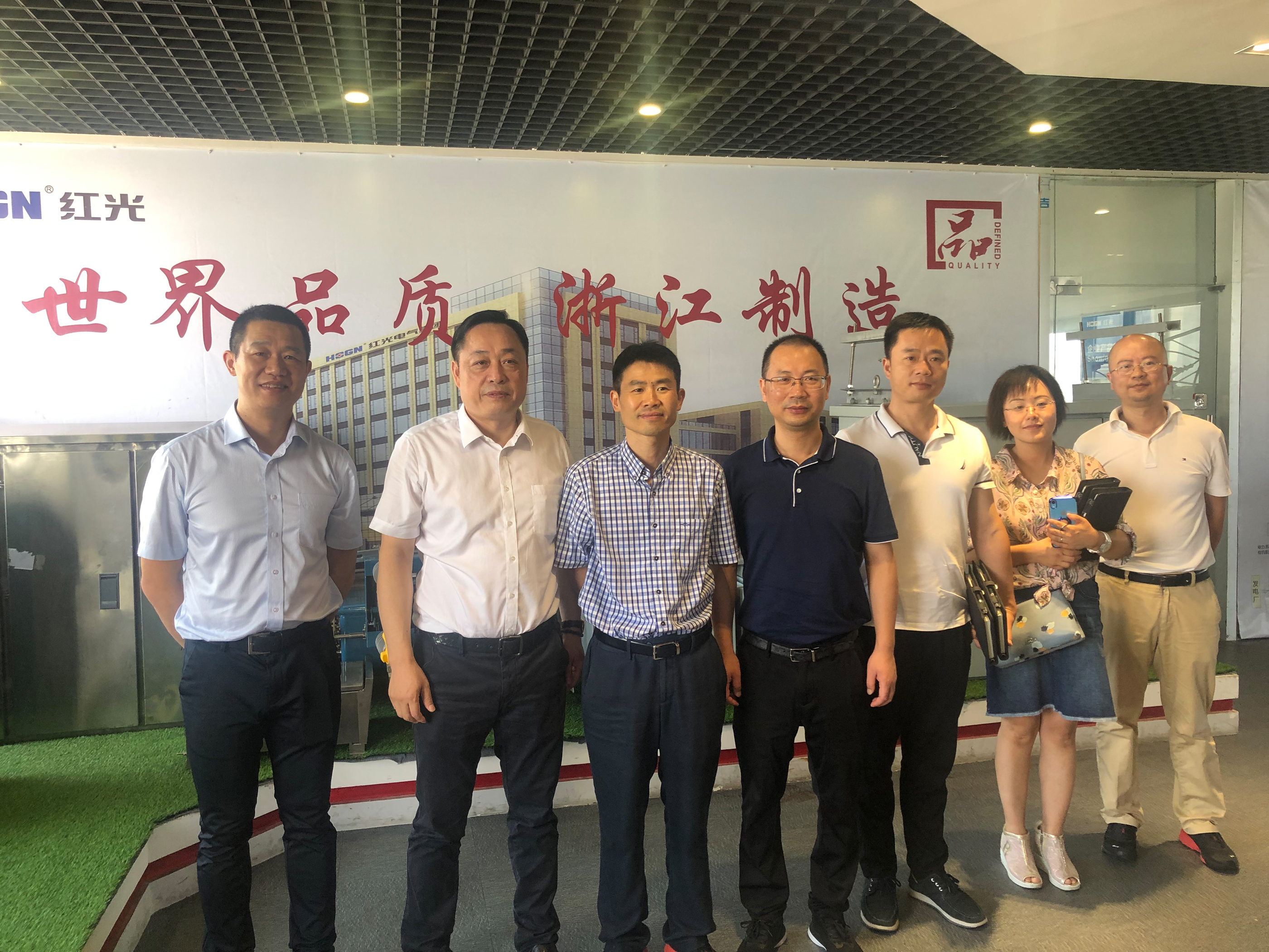 国家电力器材产品清静性能质量监视磨练中心执行董事、党委书记钟晖一行 莅临122cc太阳集成游戏调研